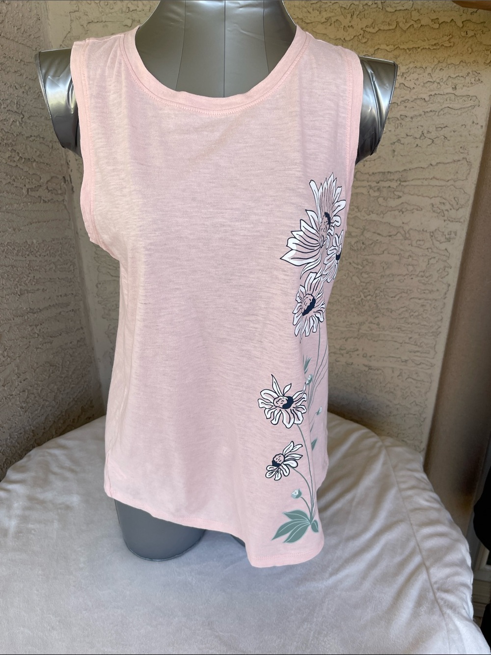 LOFT Outlet Pink Sleeveless Floral Tank Top
Size M 100% cotton
